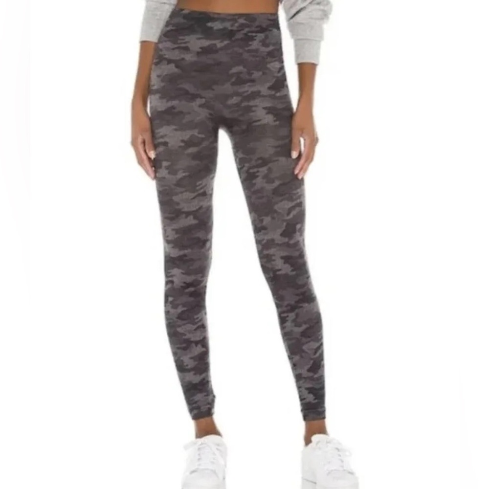 NWT Spanx EcoCare Seamless Leggings Black Camo M Shaping Active Leggings (1039)